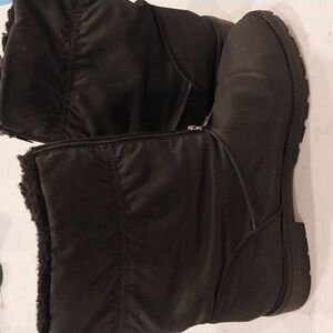 Etienne Aigner snow boots